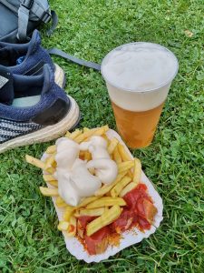 Schwimmbad Pommes und Bier